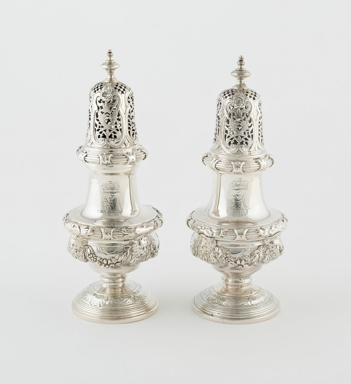 Coppia di spargitori, Londra, 1732-43 da Paul de Lamerie