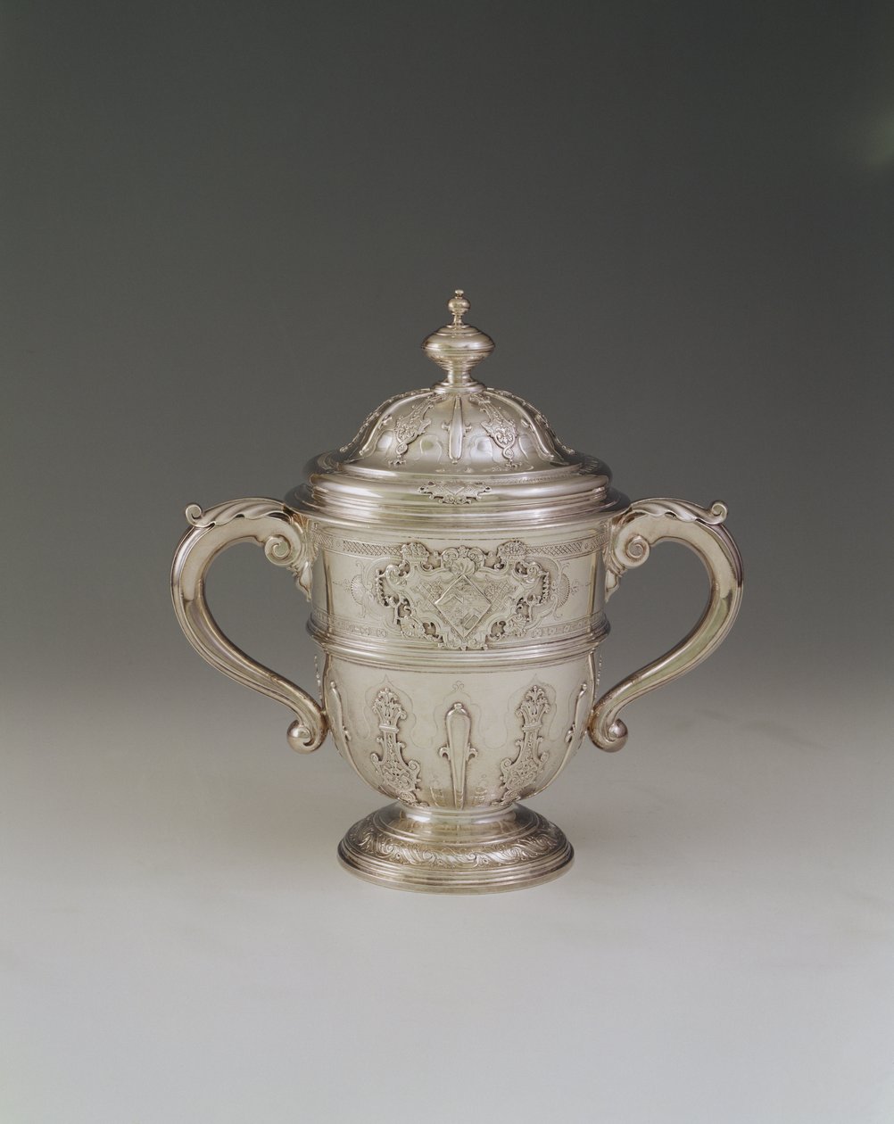 Coppa con coperchio a due manici, 1730-31 da Paul de Lamerie