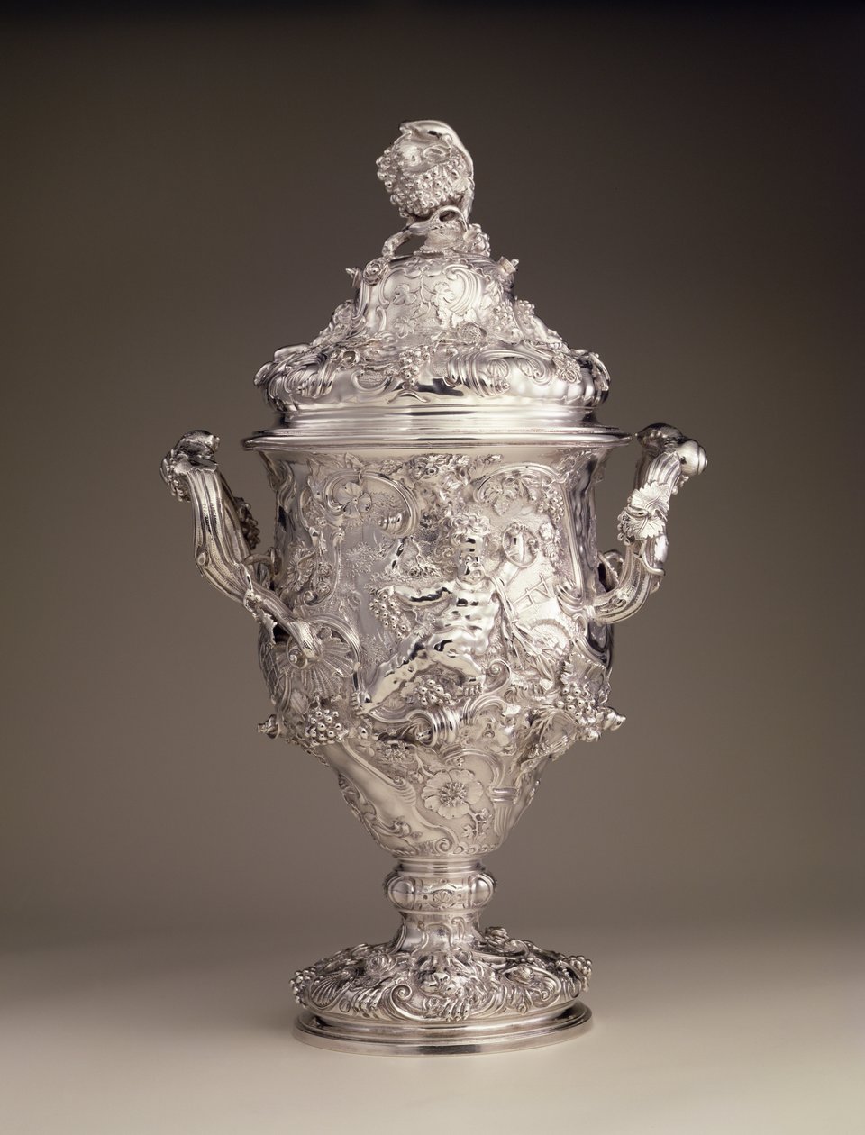 Coppa con coperchio a due manici, 1742-43 da Paul de Lamerie
