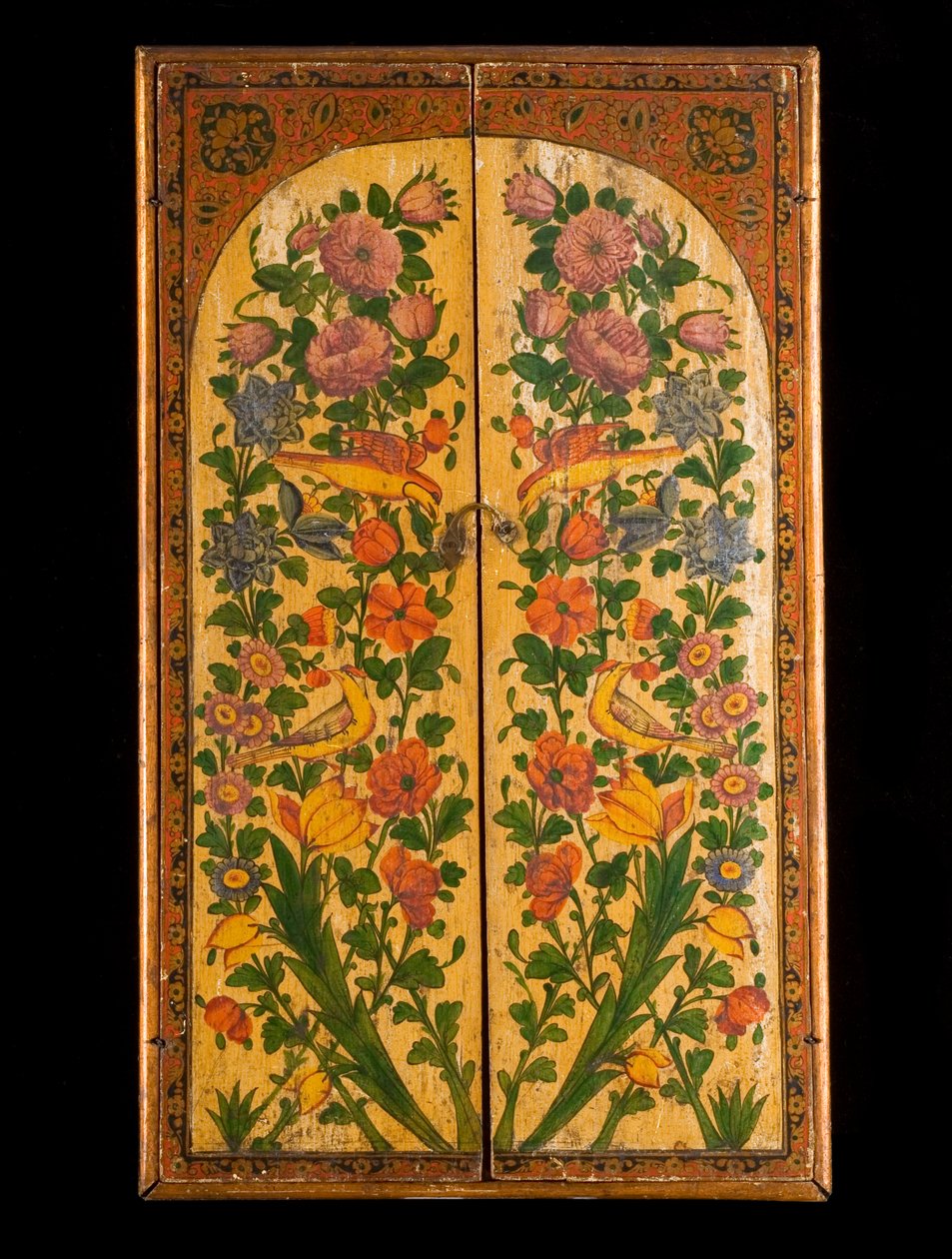 Un grande specchio laccato policromo Qadjar, con le porte chiuse per rivelare i pannelli decorati da Persian School