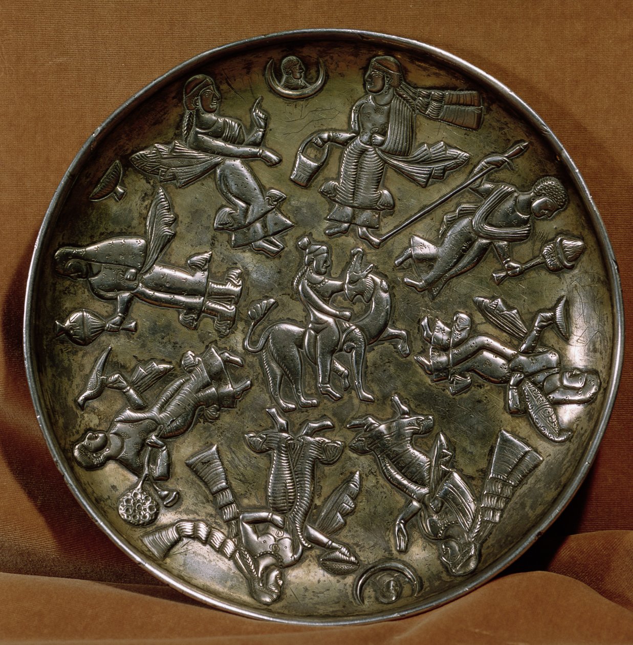 Piatto con decorazione a rilievo raffigurante la dea Anahita circondata da otto figure femminili da Persian School