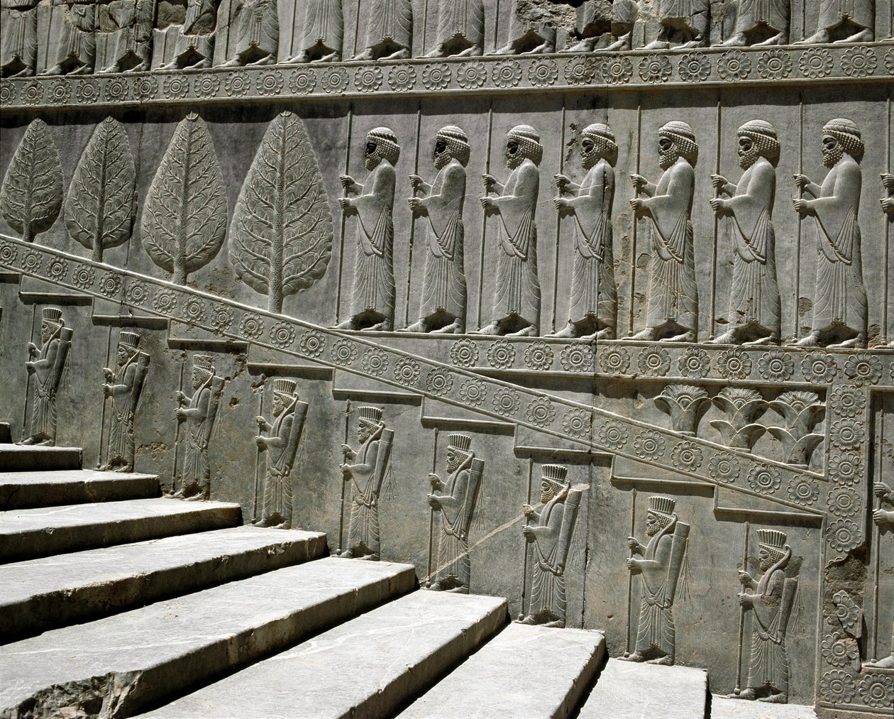 Guardie di Susa e Persia. Bassorilievi della scala orientale dell