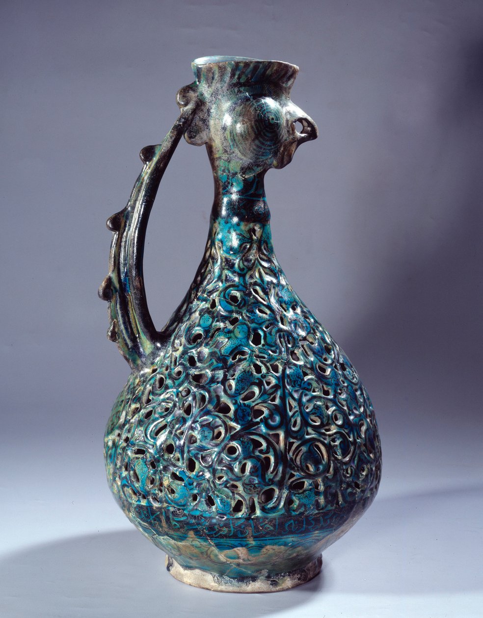Arte persiana: ceramica acquamarina con testa di gallo e decorazioni ispirate all