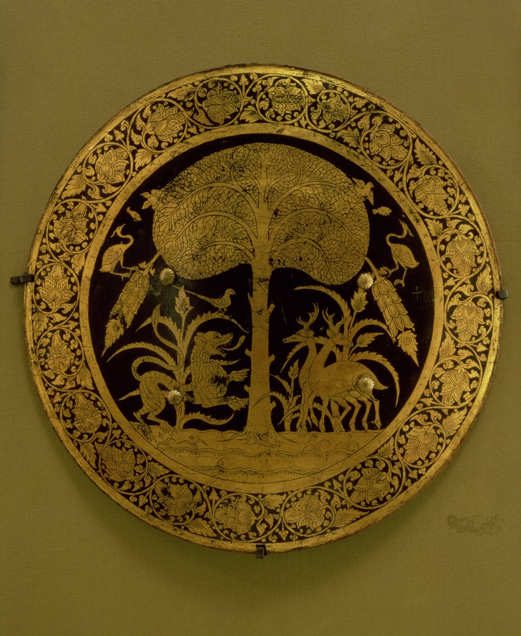 Piatto con bordo di fiori stilizzati che circondano una scena di animali esotici sotto un albero (bronzo dorato) da Persian School