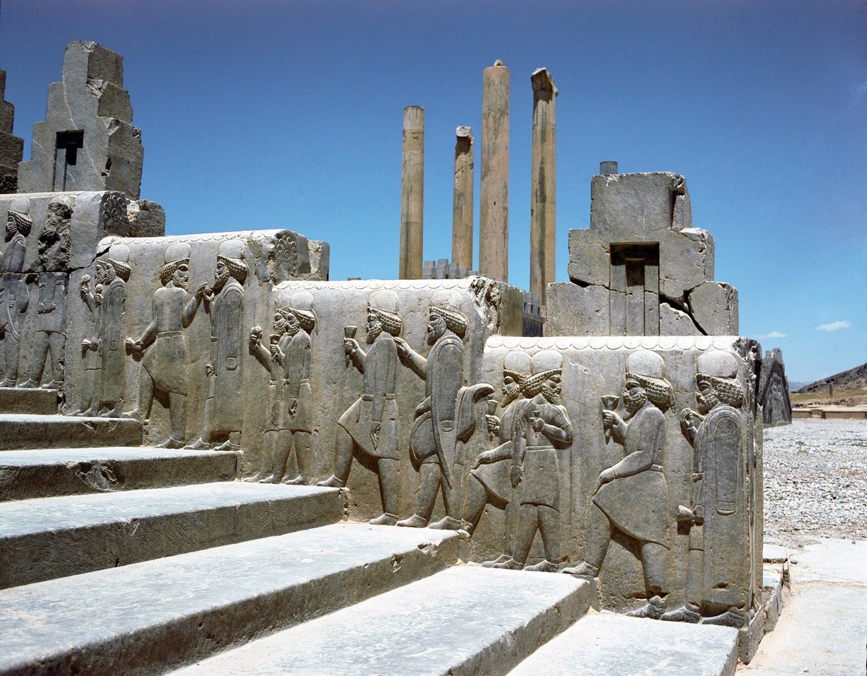 Popoli sottomessi. Rilievi della scala orientale dell