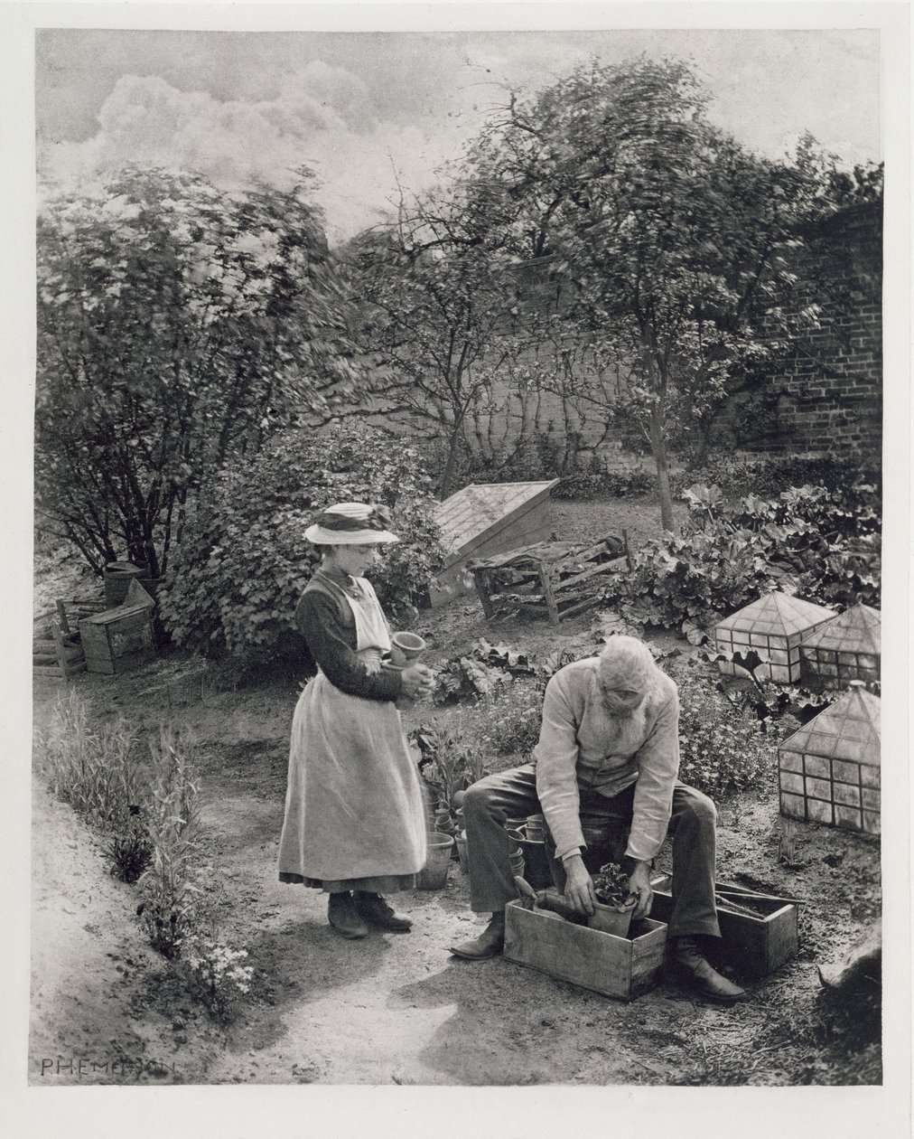 Un vecchio e sua figlia che fanno giardinaggio da Peter Henry Emerson