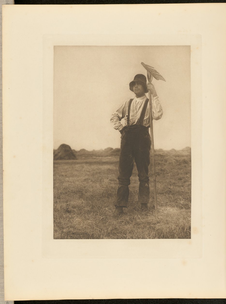 Fienaio con rastrello. [Norfolk.] da Peter Henry Emerson