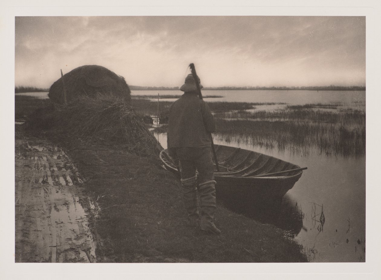 Uomo delle paludi che va a tagliare lettiera di canne, da Vita e paesaggio nei Norfolk Broads da Peter Henry Emerson