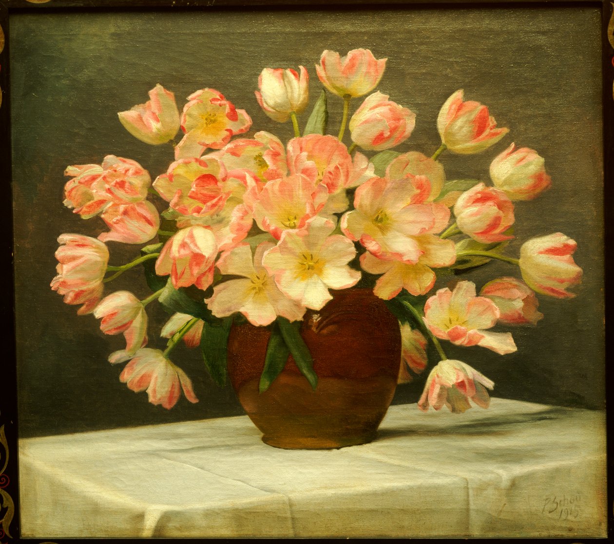Tulipani in un vaso su un tavolo drappeggiato da Peter Johan Schou
