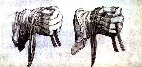 Studio di due mani guantate che tengono le redini di un doppio morso da 