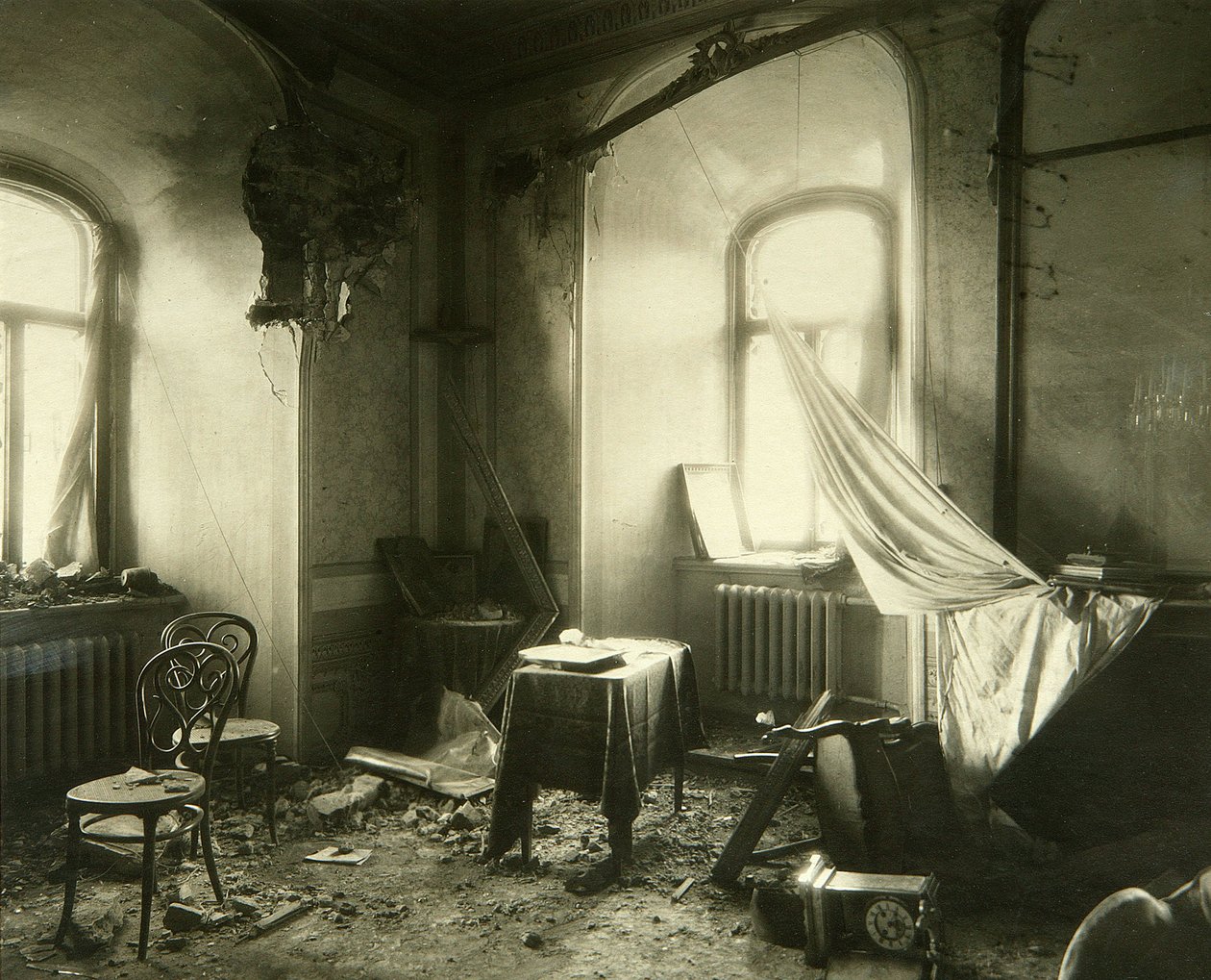 Rivoluzione russa del 1917: interno del monastero Chudov nel Cremlino di Mosca dopo il bombardamento di novembre 1917 da Petr Petrovich Pavlov