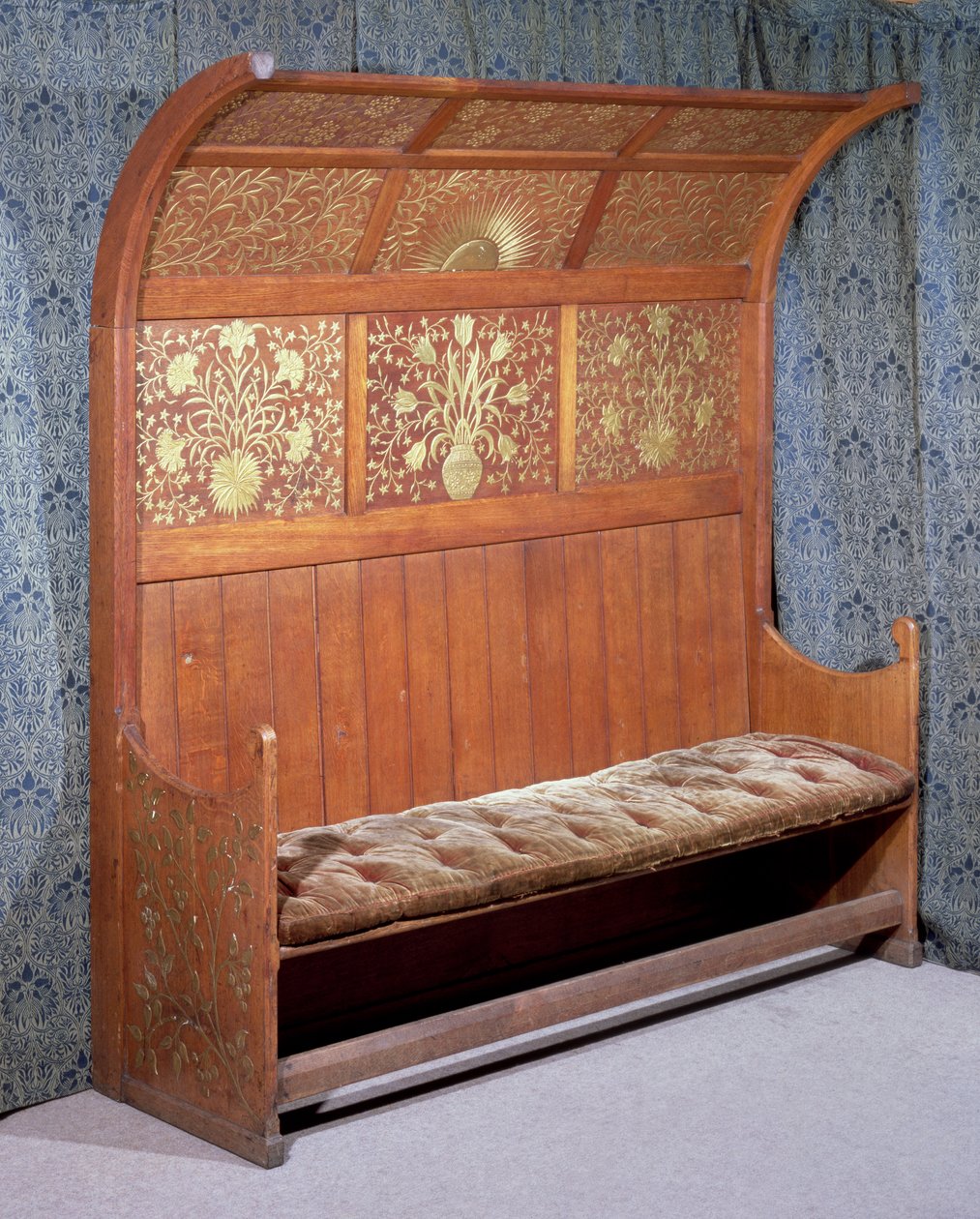 Panca con decorazione in gesso dorato, realizzata da Morris and Company, c.1865 da Philip Webb