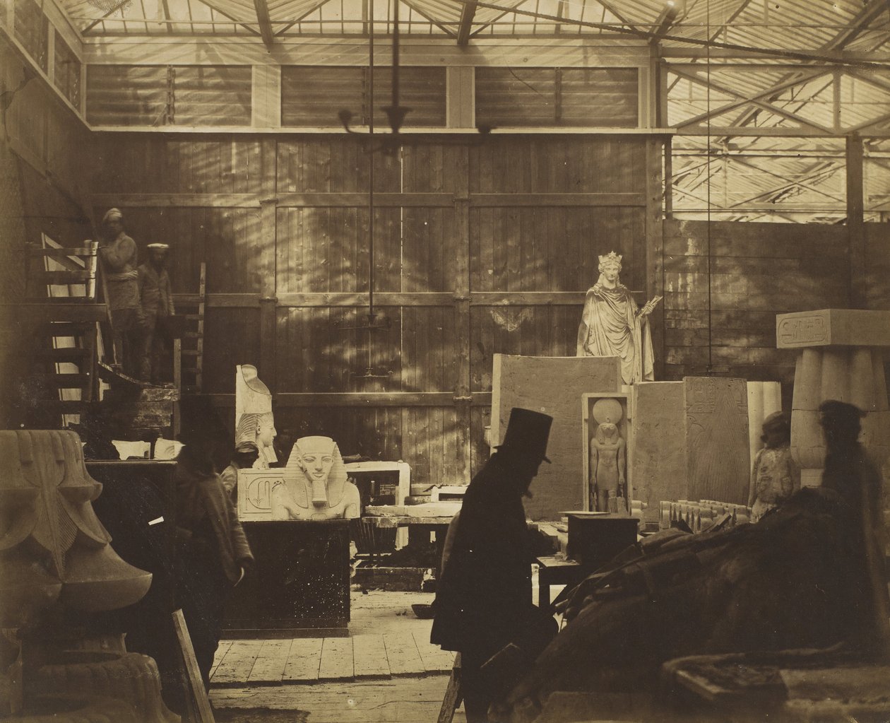 Magazzino con artigiani e calchi in gesso, Crystal Palace da Philip Henry Delamotte