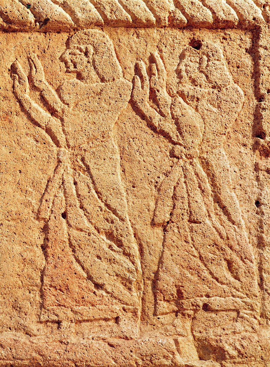 Rilievo raffigurante servitori che rendono omaggio al re, (dettaglio) del Sarcofago di Ahiram, Re di Byblos da Phoenician