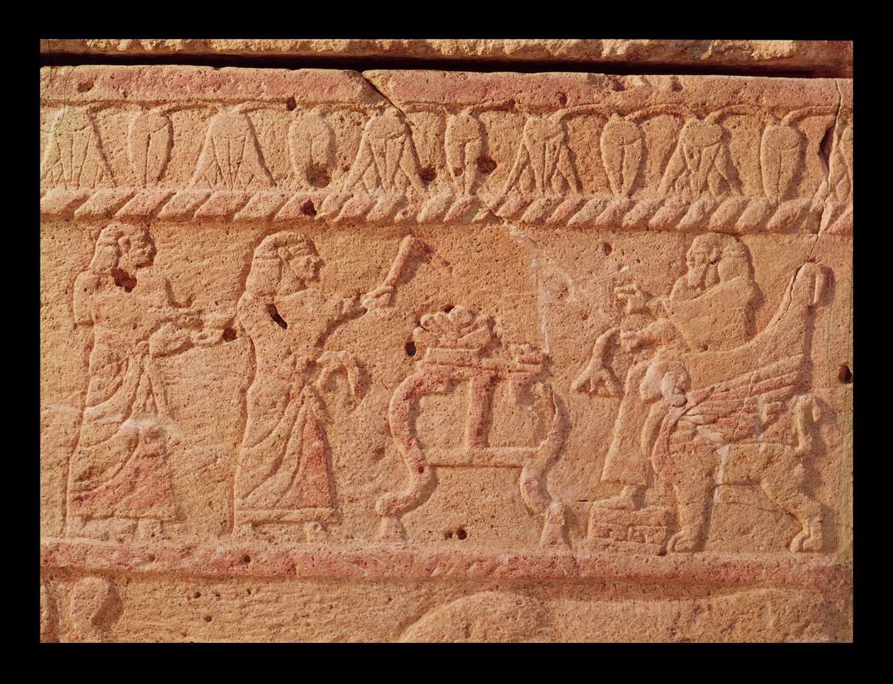 Rilievo raffigurante servitori che rendono omaggio al re, (dettaglio) del Sarcofago di Ahiram, Re di Byblos da Phoenician