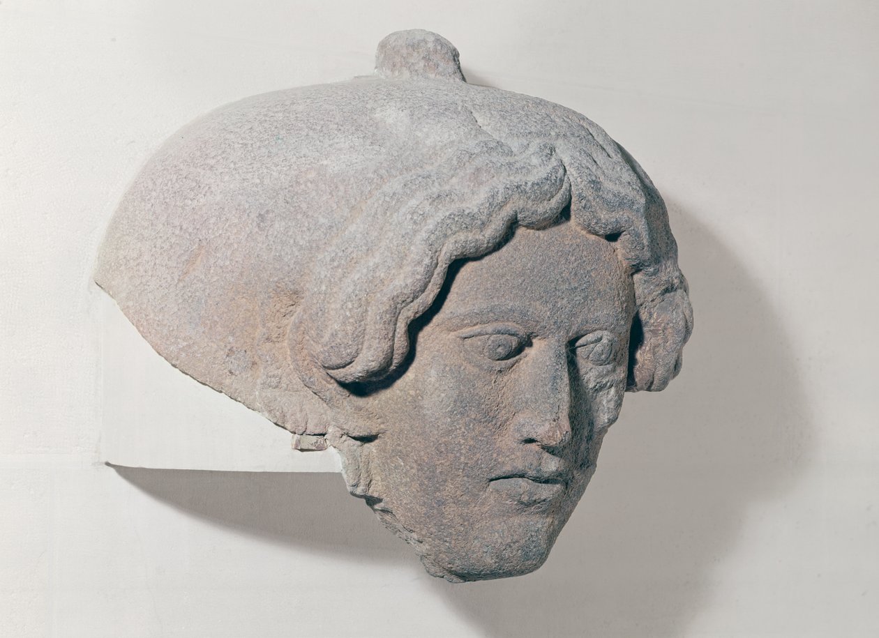 Testa di donna, frammento di un sarcofago da Phoenician