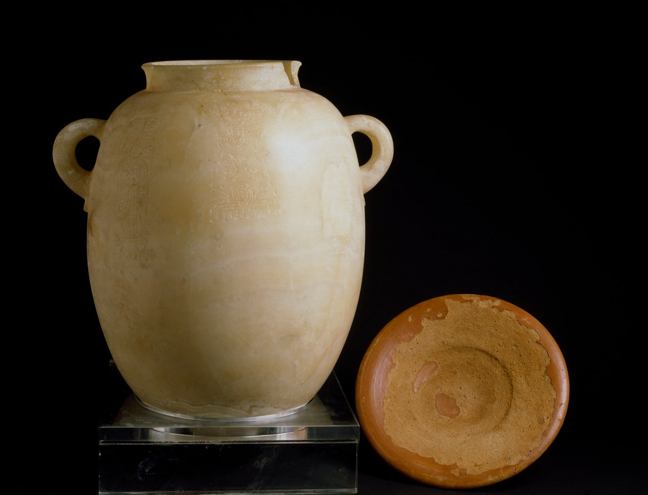 Civiltà fenicia: urna in alabastro e piatto in argilla dal sito di Laurita. VII secolo a.C. Museo Archeologico, Granada, Spagna da Phoenician