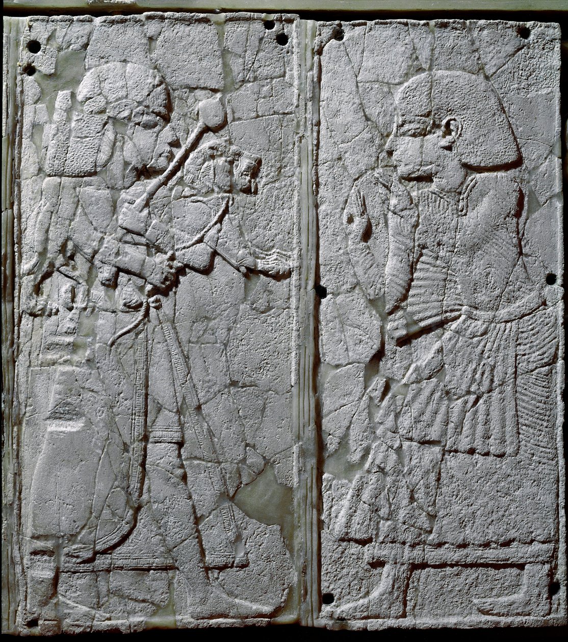 Civiltà fenicia: ornamento del letto decorato con un bassorilievo in avorio che rappresenta una guardia che presenta un leone al re. Dal sito di Ugarit, antica città siriana su Tell de Ras Shamra. XIV secolo a.C. Damasco, Museo Nazionale da Phoenician