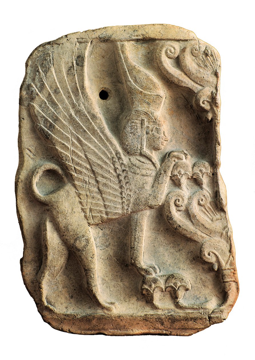 Pinax decorato con Sfinge con doppia corona egizia che protegge l