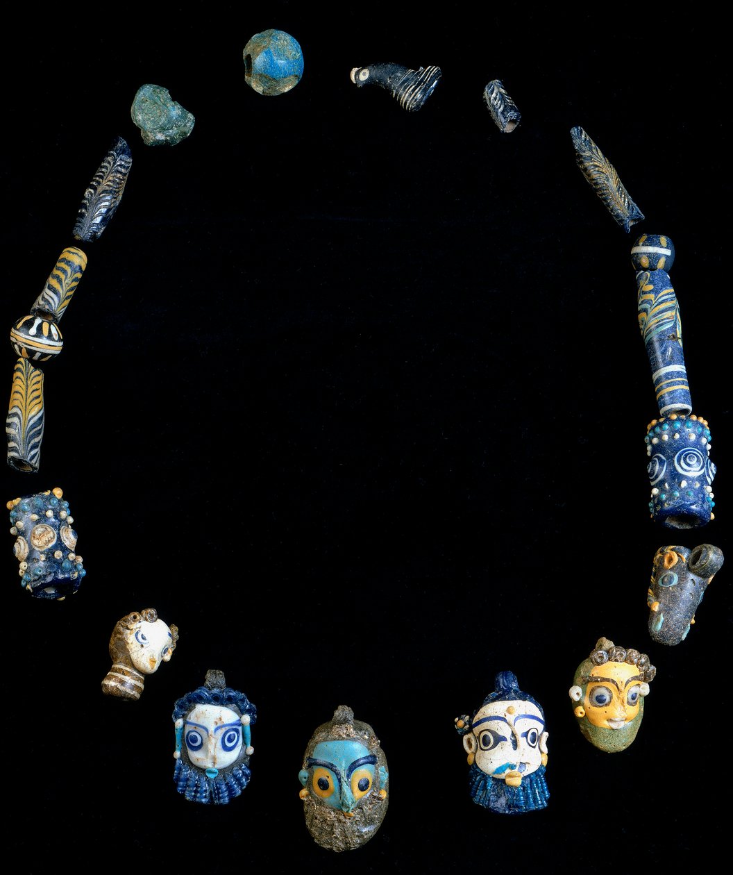 Collana in pasta di vetro con pendenti raffiguranti teste barbute, originaria di Olbia, ora conservata al Museo Archeologico Nazionale di Cagliari da Phoenician Phoenician