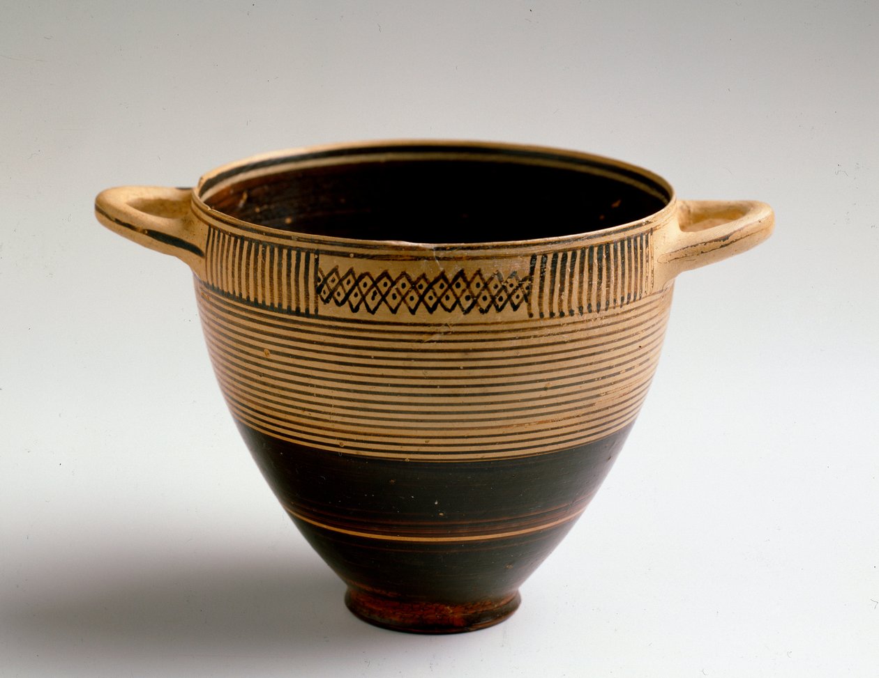 Arte fenicia: coppa tipo Kotyl in argilla dipinta. Da Lauritia (Almuñécar in Spagna) Dim. 8x9,2 cm Granada, museo archeologico da Phoenician Phoenician