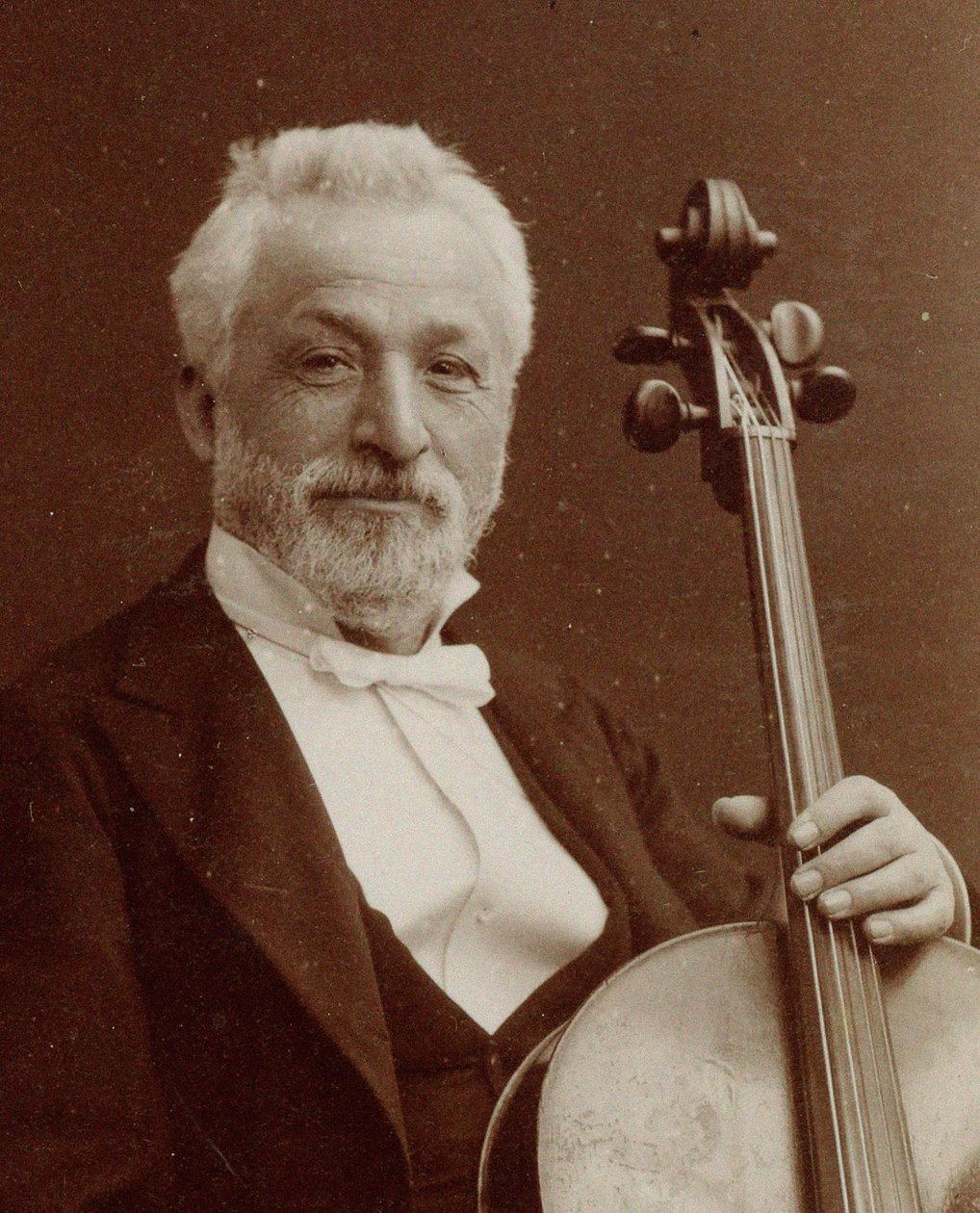 Ritratto del compositore e violoncellista Gaetano Braga, c. 1875 da Photo studio Nadar.