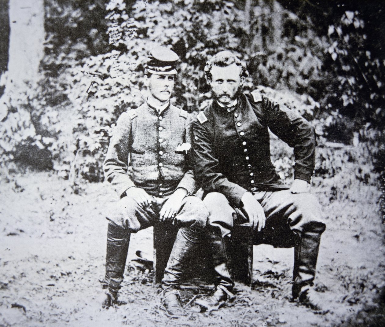 Ritratto del Tenente George A. Custer (1839-1876) (senza cappello) con il suo prigioniero di guerra Tenente Washington dell