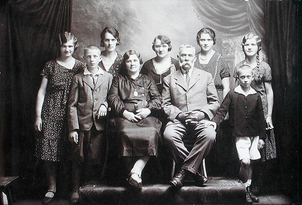 Famiglia con numerosi bambini, inizio XX secolo da Photographer Austrian