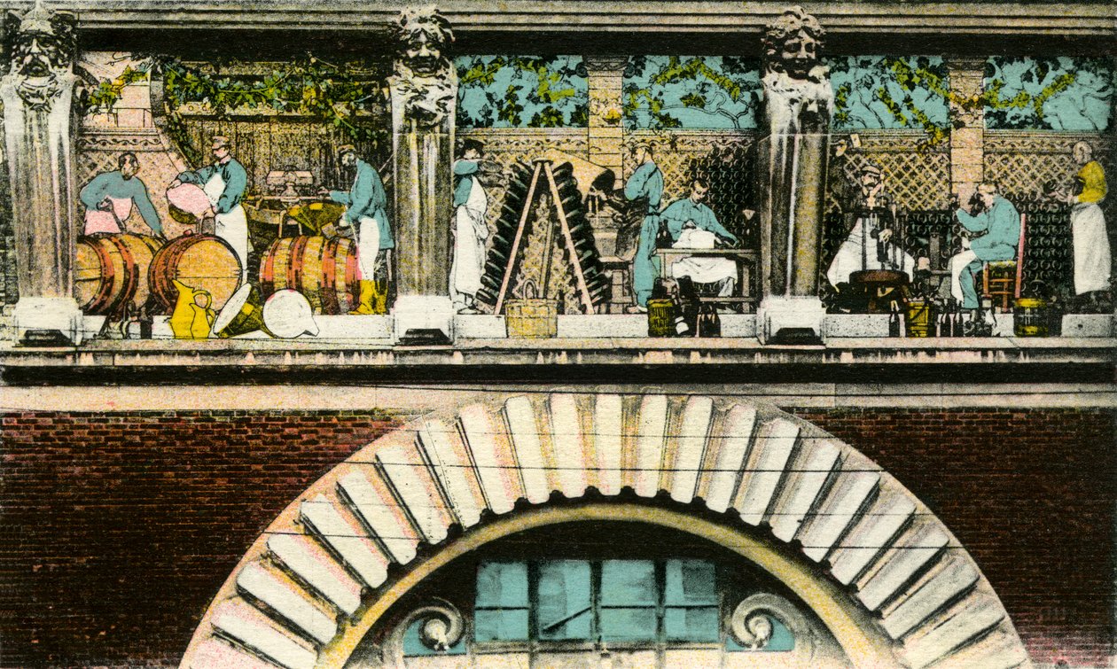 Fregio sopra la porta che rappresenta le varie fasi del lavoro del vino, Reims, rue de Mars, ingresso della Maison des Champagnes Veuve Clicquot (Clicquot-Ponsardin) (cartolina colorata) da Photographer French
