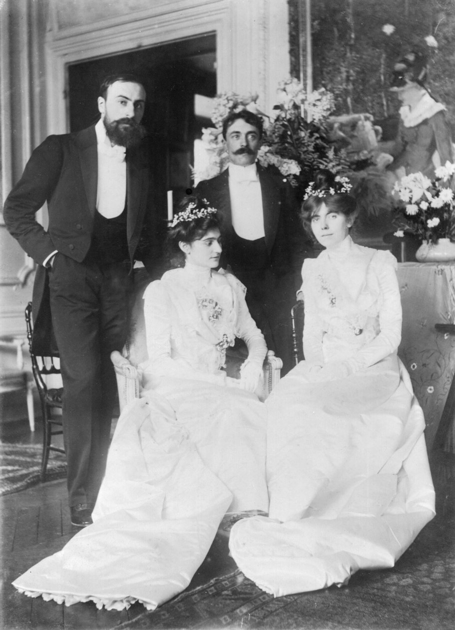 Da sinistra a destra: Ernest Rouart (1874-1942) e sua moglie Julie Manet (1878-1967), Paul Valéry (1871-1945) e sua moglie Jeannie Gobillard (1877-1970), il giorno del loro matrimonio, maggio 1900 (foto in bianco e nero) da Photographer French