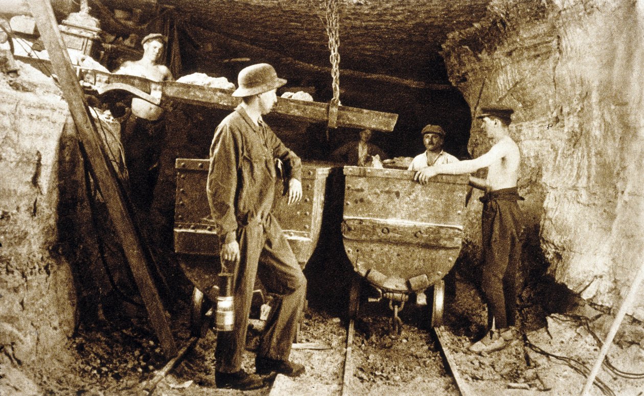 Minatori in una miniera di potassa, Alsazia, c. 1900 da Photographer French