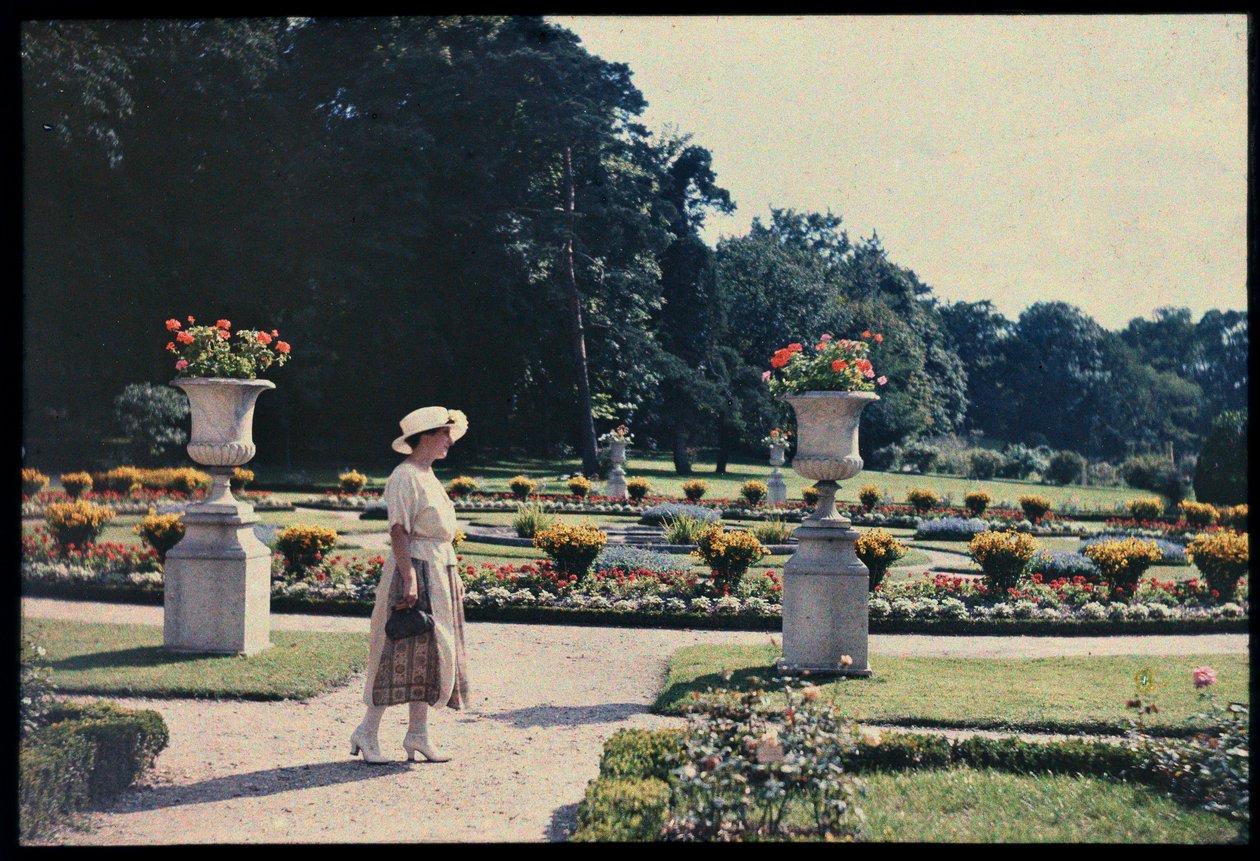 Donna che passeggia nel giardino della Bagatelle, Parigi, 1920 circa (foto) da Photographer French