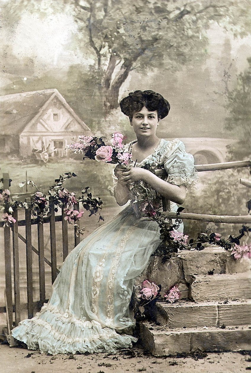 Donna con ghirlanda di fiori, cartolina, c. 1900 da Photographer French