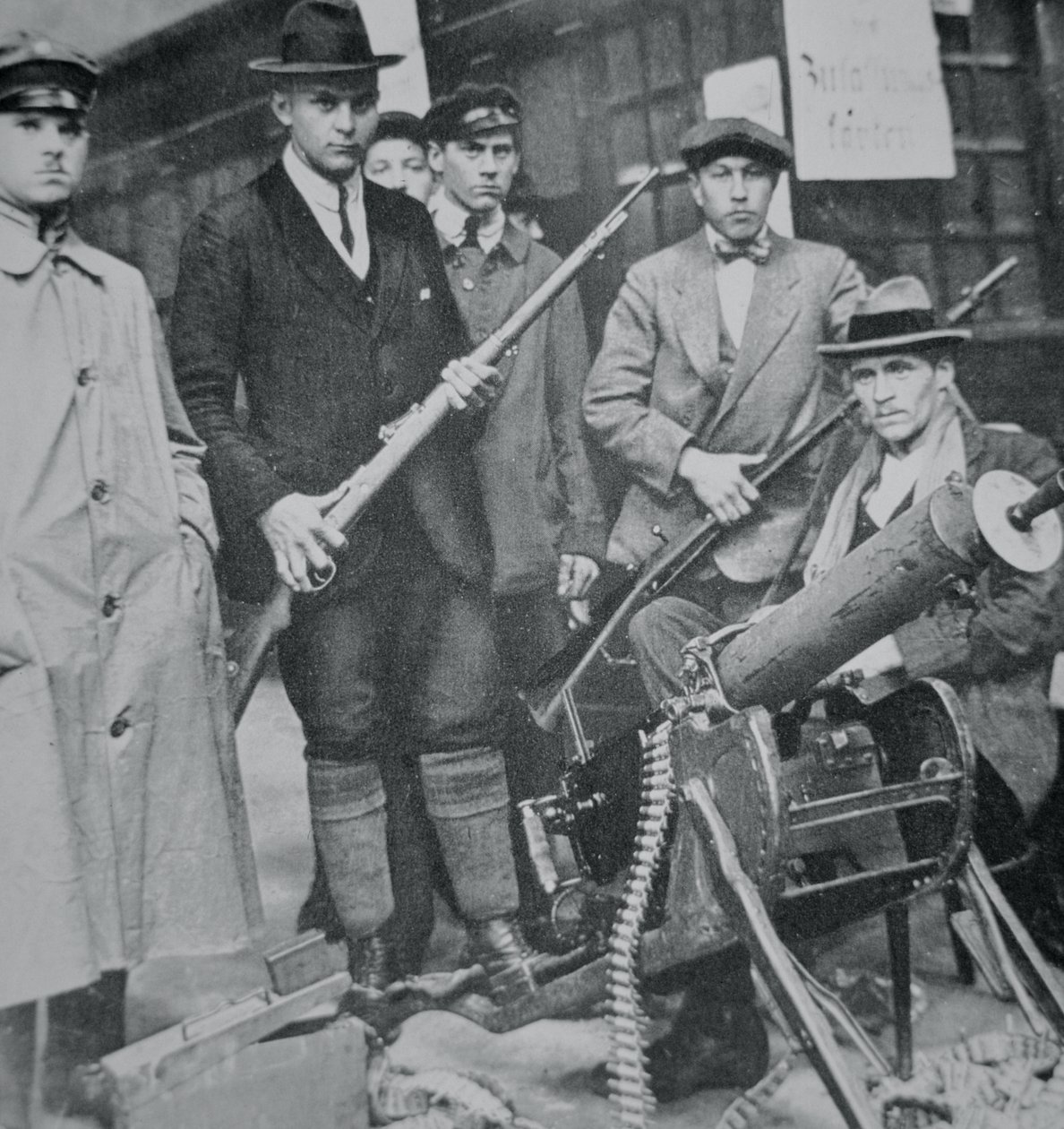 Un gruppo di insurrezionisti occupa la stazione ferroviaria di Monaco da Photographer German