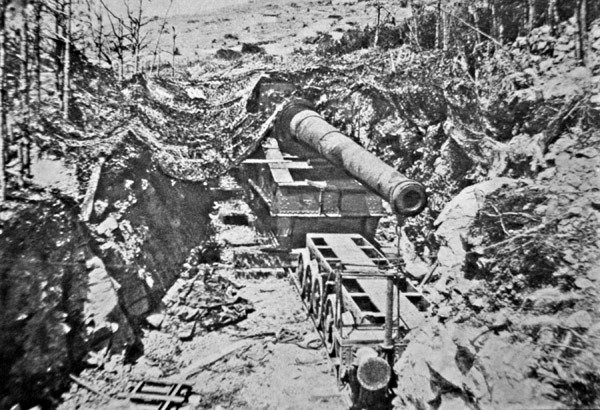 Big Bertha, uno dei diversi cannoni giganti tedeschi montati su rotaia durante la Prima Guerra Mondiale da Photographer German