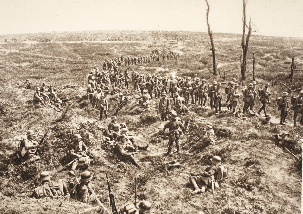 Fanteria tedesca attraversa il Chemin des Dames per seguire il nemico in ritirata, 27 maggio 1918 (foto b/n) da Photographer German