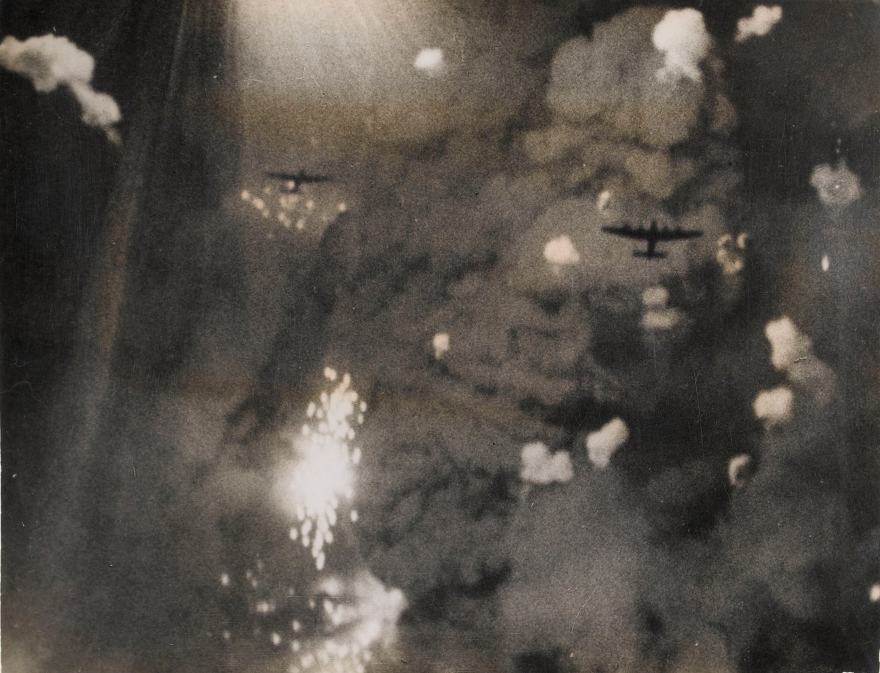 Fotografia scattata quando i Lancaster della Royal Air Force attaccarono Dresda (foto in b/n) da Photographer German