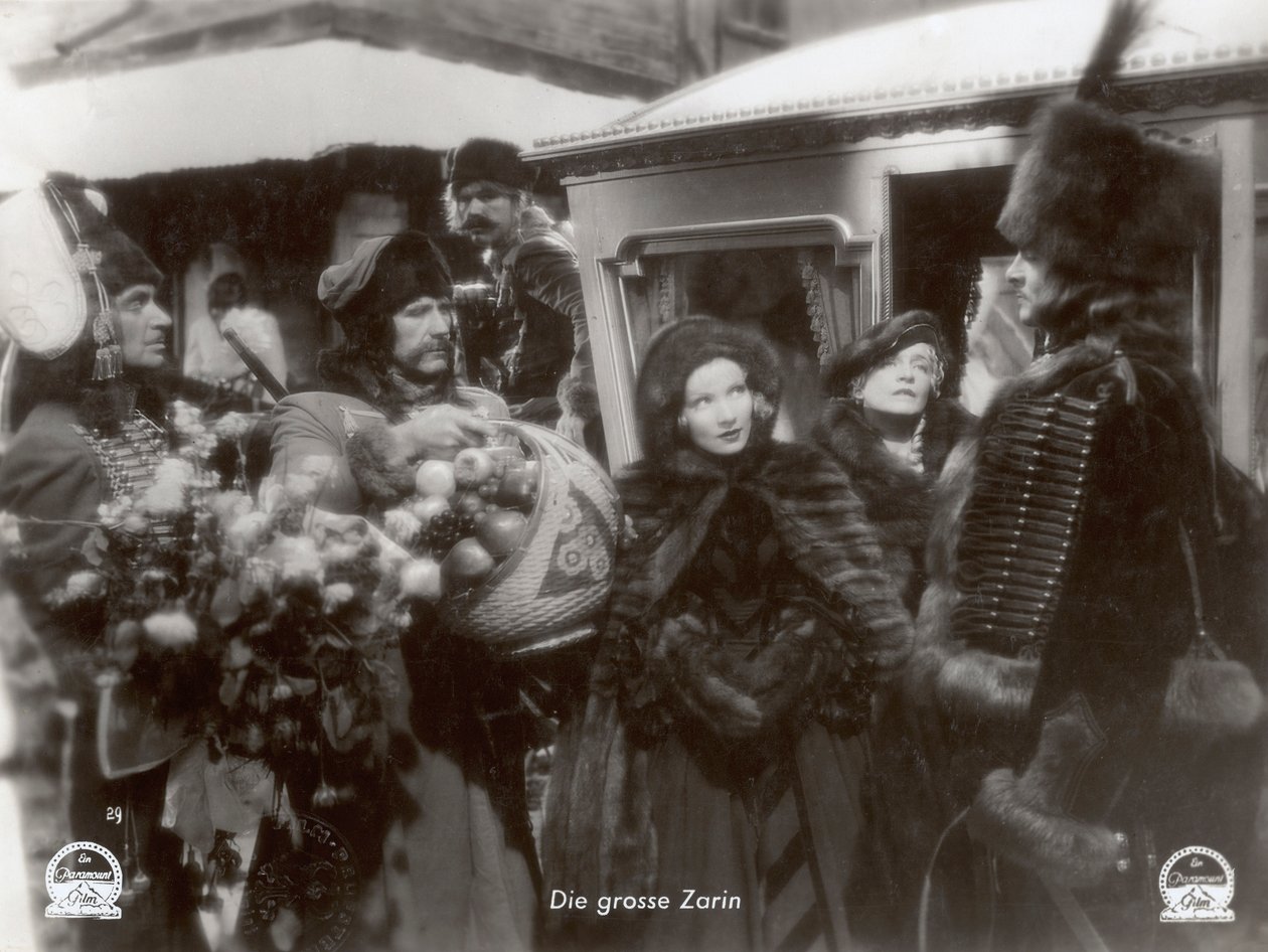 Scena dal film "The Scarlet Empress" con Marlene Dietrich da Photographer German