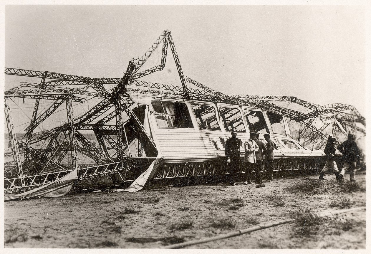 Le rovine dello Zeppelin LZ10 "Schwaben" dopo la sua distruzione il 28 giugno 1912 da Photographer German