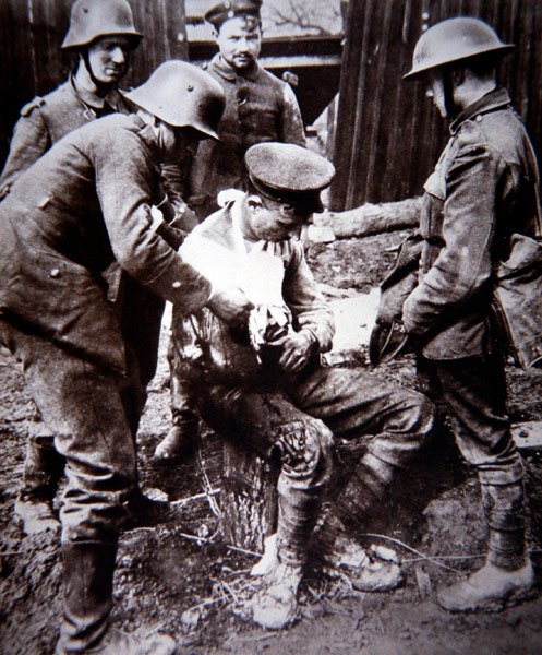 Ordine medico tedesco della Prima Guerra Mondiale che cura un soldato britannico ferito sul Fronte Occidentale da Photographer German
