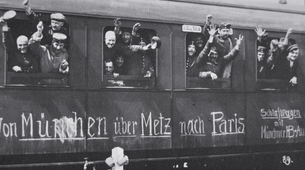 Truppe tedesche della Prima Guerra Mondiale partono per il fronte in un vagone ferroviario con il messaggio 