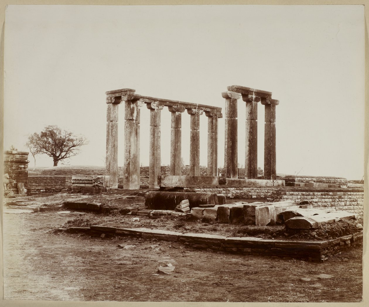 Sanchi, Tempio 18, vista generale da nord-ovest da Photographer Indian