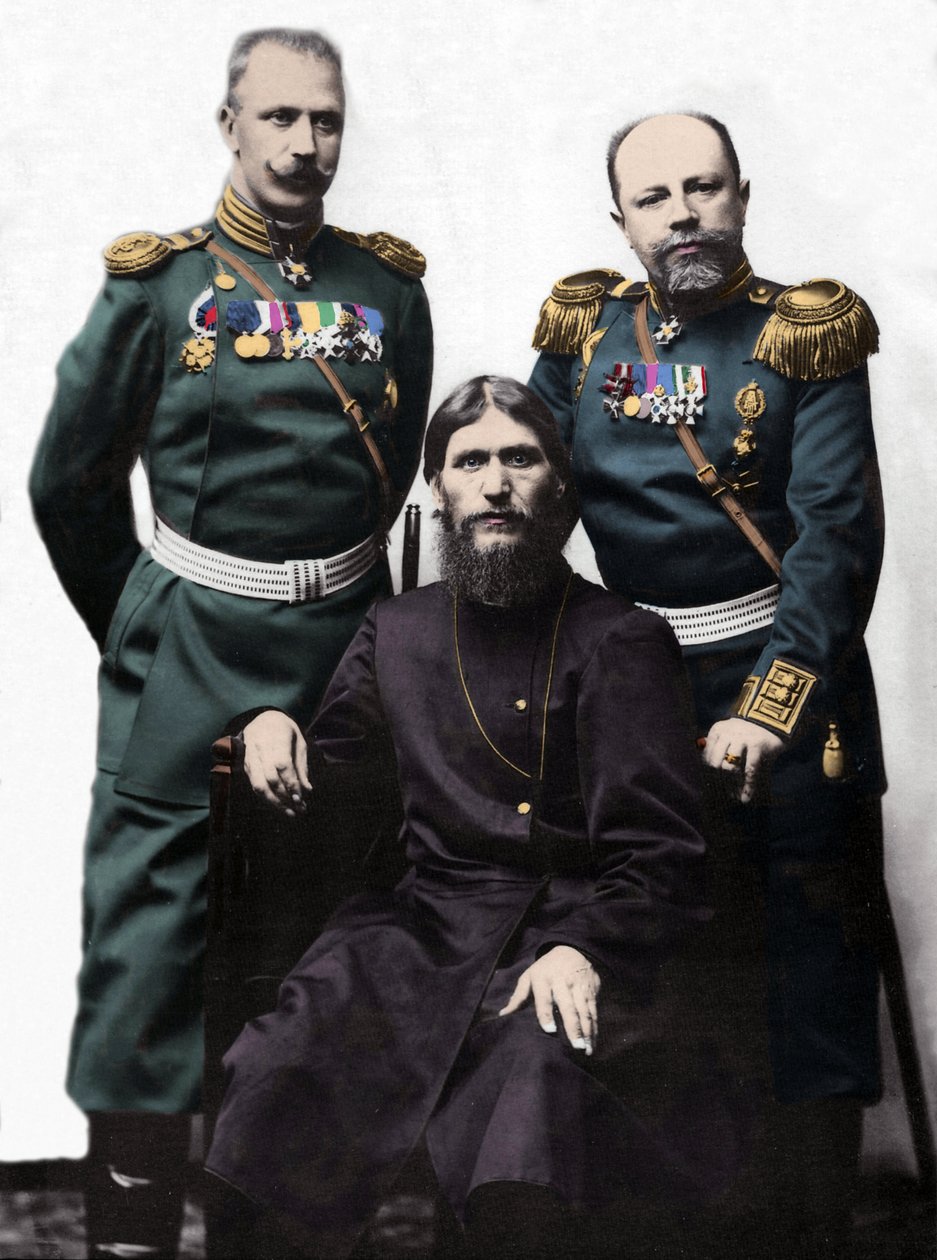 Grigory Efimovich Novykh, noto come Rasputin (1869-1916) con il Capitano von Lohman e il Principe Colonnello Putyatin. (Da sinistra a destra: Principe Mikhail Putyatin, Grigory Rasputin e Colonnello D Loman) da Photographer Russian
