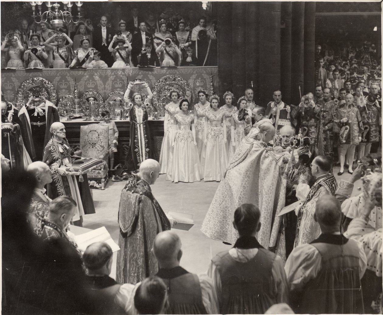Duchessa Mary, con la sua corona in alto, rende omaggio alla Regina Elisabetta II all