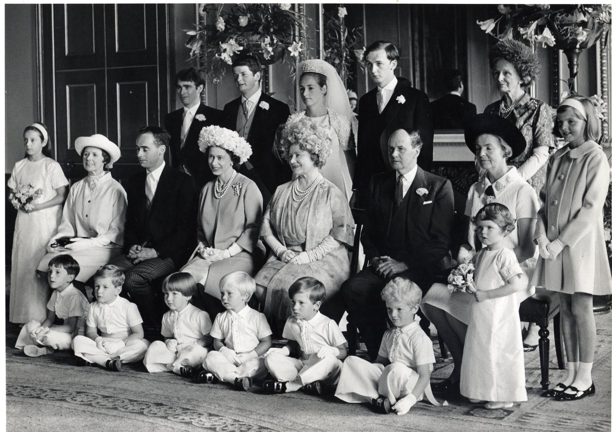 Foto di gruppo del matrimonio di Lord Hartington e Amanda con Sua Maestà la Regina e la Regina Madre, 28 giugno 1967 da Blaise Nicolas Le Sueur