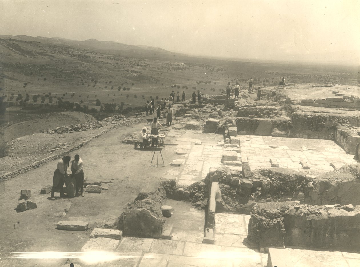 Vista degli scavi del palazzo di Festo, missione archeologica italiana guidata da Luigi Pernier e Federico Halbherr, Creta, Grecia da Blaise Nicolas Le Sueur
