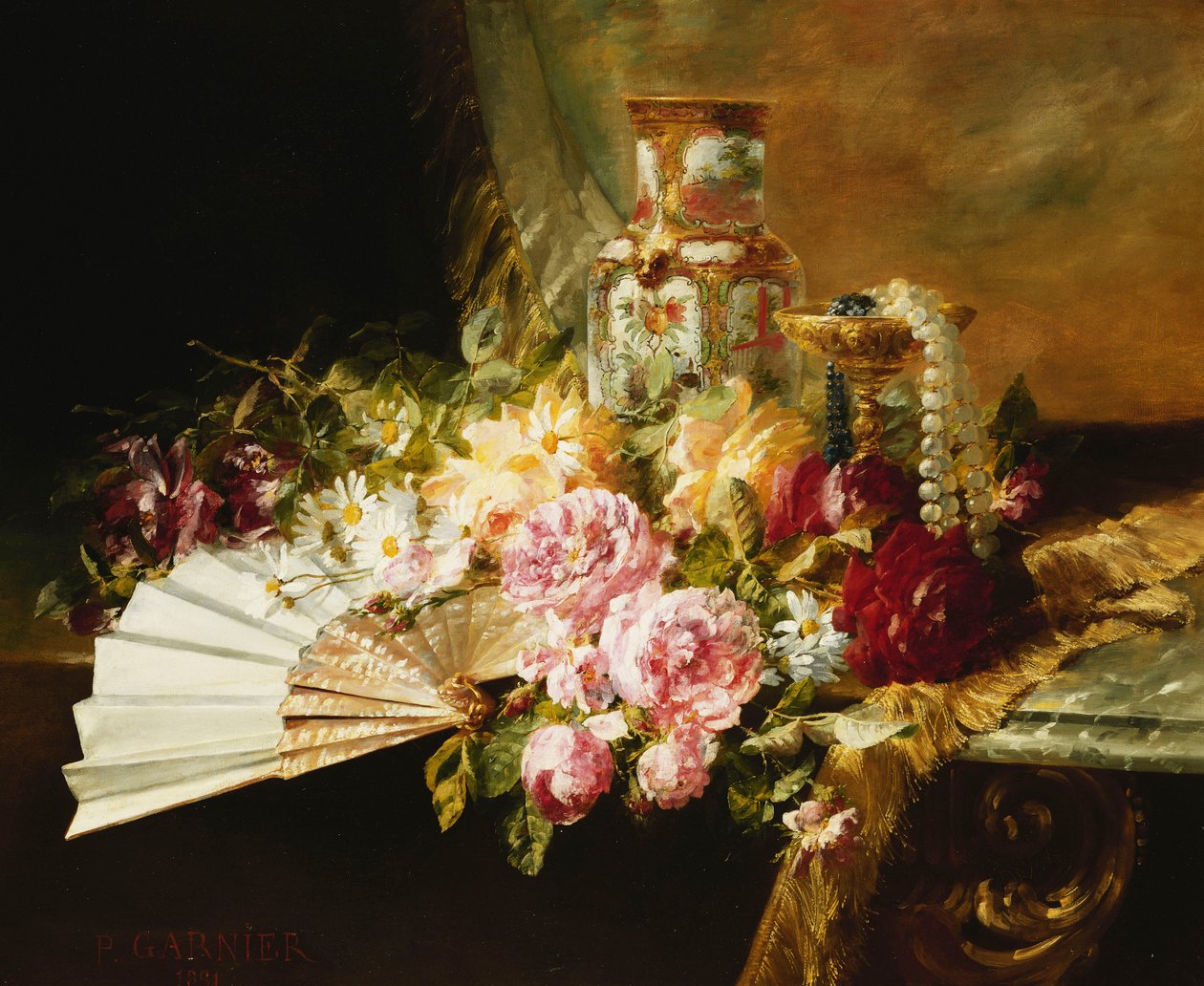 Ventaglio con Rose, Margherite e un Vaso Famille Rose su un Tavolo Drappeggiato da Pierre Garnier