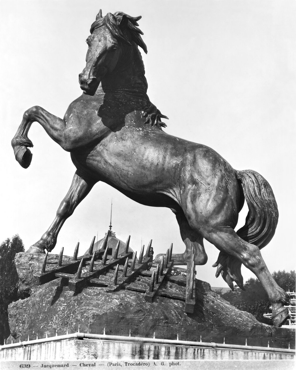 Cavallo con un erpice, davanti al primo Palazzo del Trocadero costruito per l