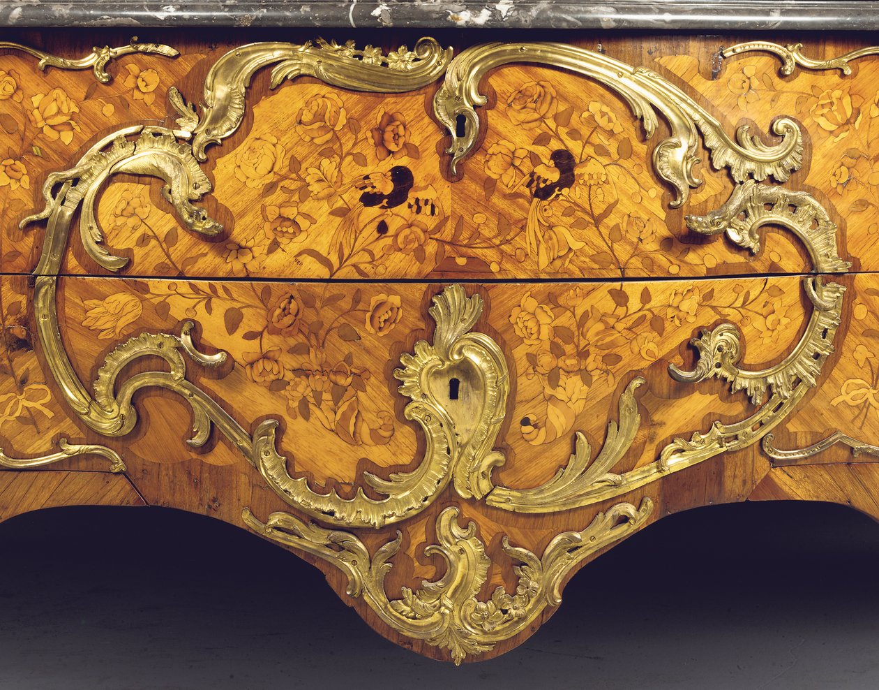 Dettaglio di una comò Luigi XV, venduta da Adrien Delorme da Pierre Roussel