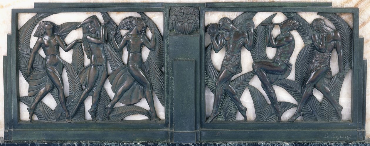 Un fregio che raffigura tre ragazze danzanti classiche e tre musicisti da Pierre le Faguays